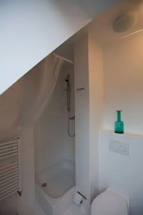 Spacious Flat - 2 Rooms - Bath & Kitchen