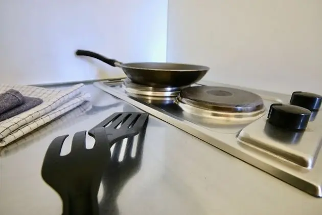 Modern Loft - Spacious Room & High Ceilings - Kitchen & Bath