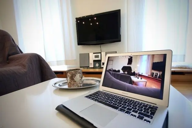 Modern Loft - Spacious Room & High Ceilings - Kitchen & Bath