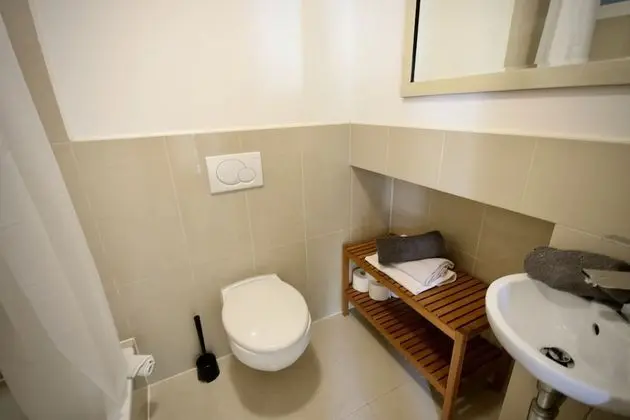 Modern Loft - Spacious Room & High Ceilings - Kitchen & Bath