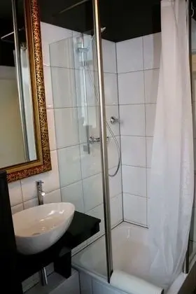 Modern Flat - 2 Rooms - Kitchen & Bath