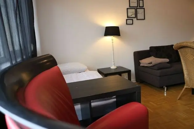 Studio Apartment & Garden Access - Modern Interior - Kitchen & Bath
