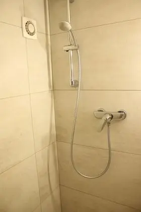 Studio Apartment & Garden Access - Modern Interior - Kitchen & Bath