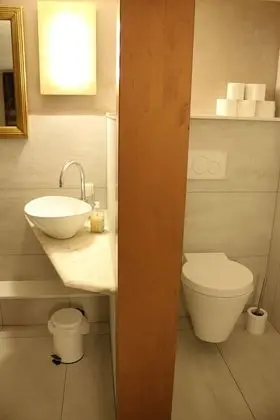 Studio Apartment & Garden Access - Modern Interior - Kitchen & Bath