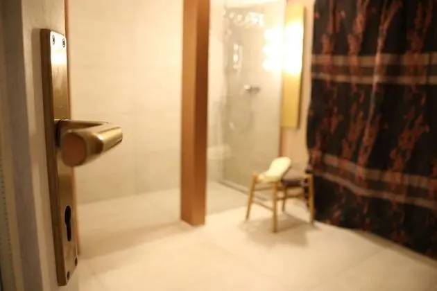 Studio Apartment & Garden Access - Modern Interior - Kitchen & Bath