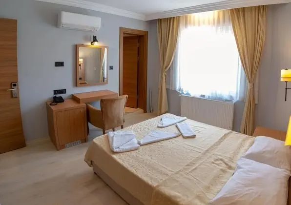Triple, Deniz veya Kara Manzaralı, Balkonlu