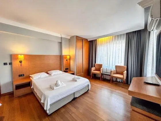 Triple, Deniz veya Kara Manzaralı, Balkonlu