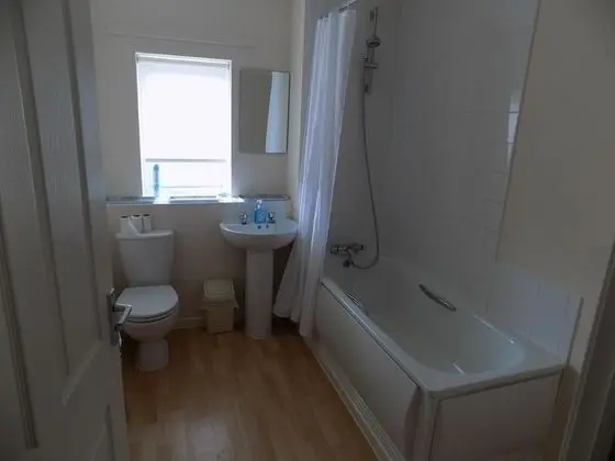 Tek Büyük Yataklı Oda, Ortak Banyo (2)