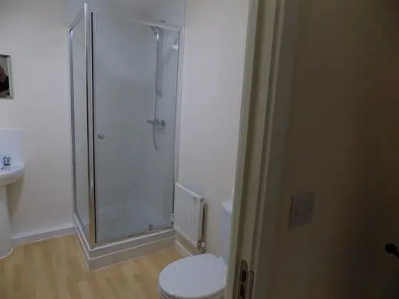 Tek Büyük Yataklı Oda, Ortak Banyo (2)