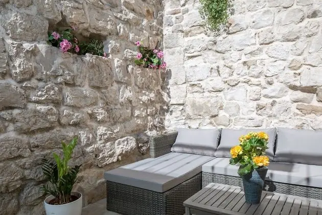 Apart Daire, 1 Büyük (Queen) Boy Yatak ve Çekyat