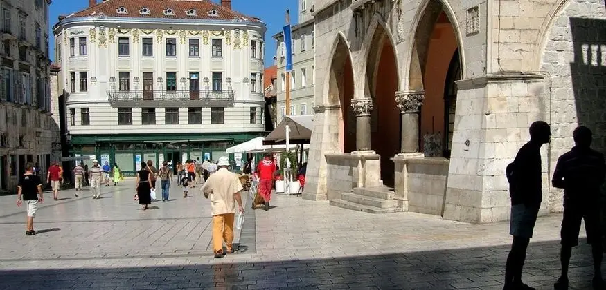 Apart Daire, 1 Büyük (Queen) Boy Yatak ve Çekyat