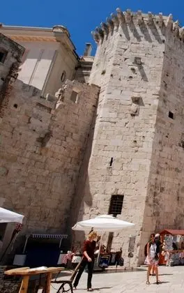 Apart Daire, 1 Büyük (Queen) Boy Yatak ve Çekyat