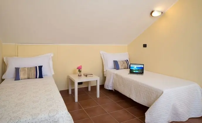 Superior Tek Büyük Yataklı Oda, 2 Yatak Odası, Kısmi Deniz Manzaralı