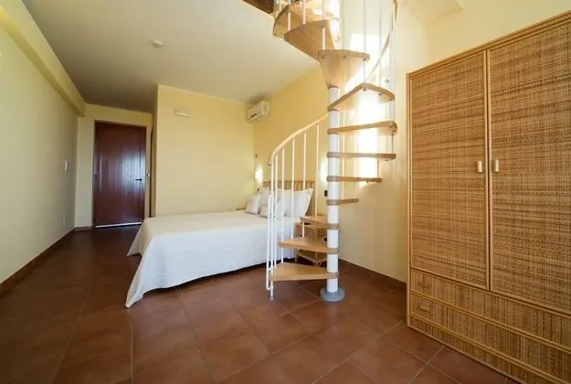 Superior Tek Büyük Yataklı Oda, 2 Yatak Odası, Kısmi Deniz Manzaralı