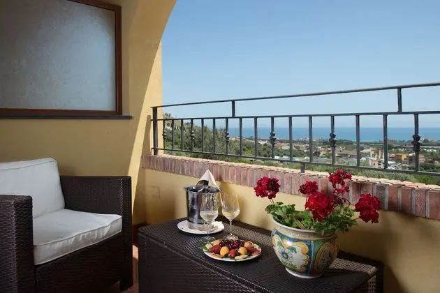 Superior Tek Büyük Yataklı Oda, 2 Yatak Odası, Kısmi Deniz Manzaralı