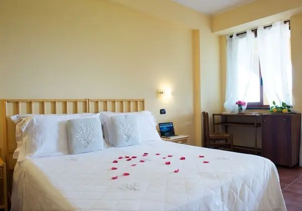 Tek Büyük Yataklı Oda, Kısmi Deniz Manzaralı