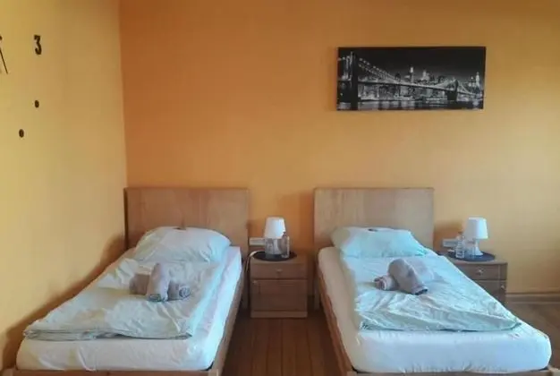 İki Ayrı Yataklı Oda, Ortak Banyo