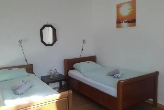 İki Ayrı Yataklı Oda, Ortak Banyo