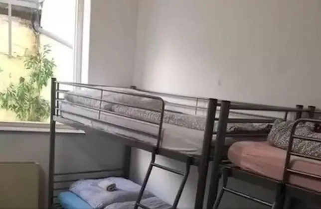 Ortak Ranzalı Oda, 1 Tek Kişilik Yatak