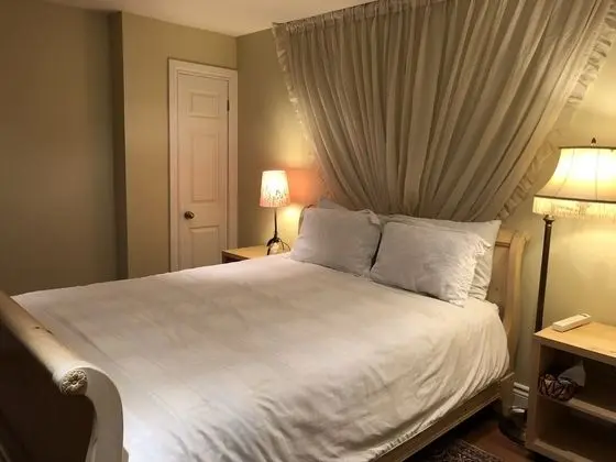 Basic Tek Büyük Yataklı Oda, Banyolu/Duşlu (Retreat - Basement Level)