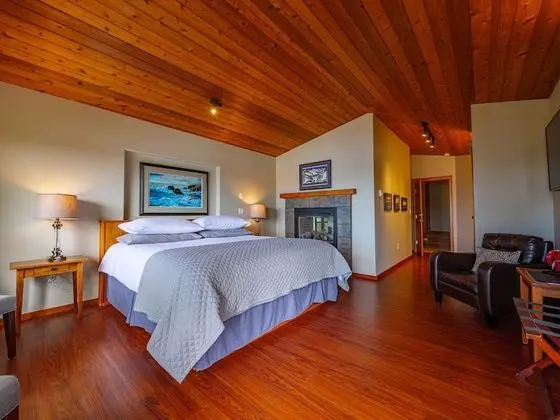 Luxury Single Room, 1 King Bed, Fireplace, Ocean View (SAWADEE SUITE)