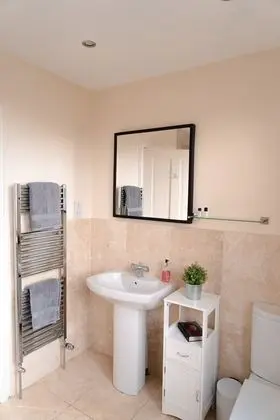 Superior Apart Daire, Banyolu/Duşlu, Bahçe Manzaralı