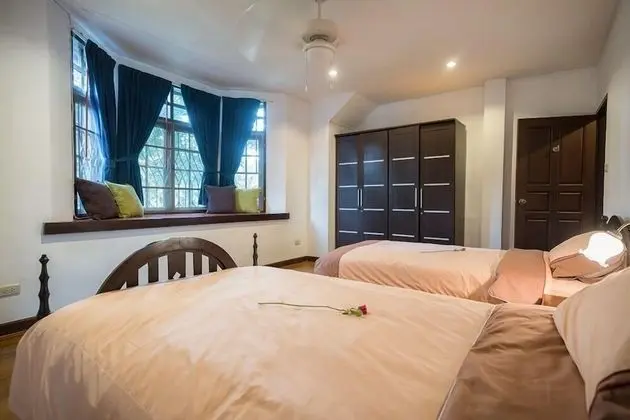 4-Bedroom House with Garden