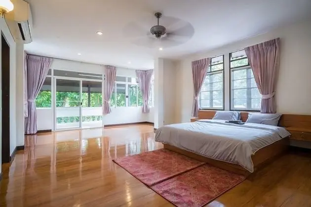 4-Bedroom House with Garden