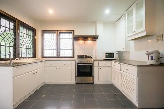 4-Bedroom House with Garden