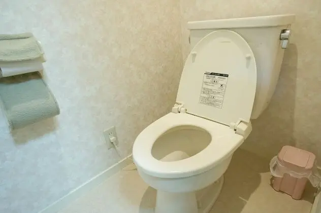 İki Ayrı Yataklı Oda, Ortak Banyo