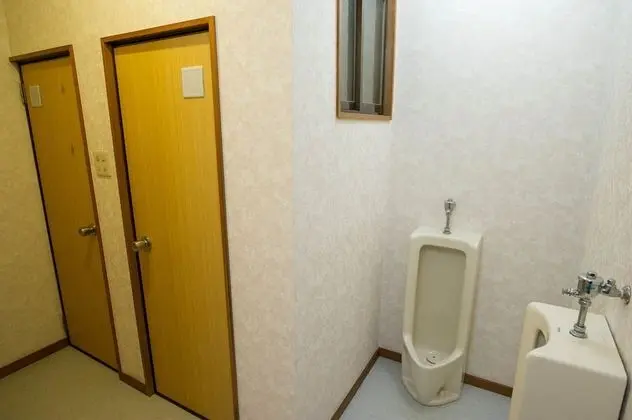 İki Ayrı Yataklı Oda, Ortak Banyo