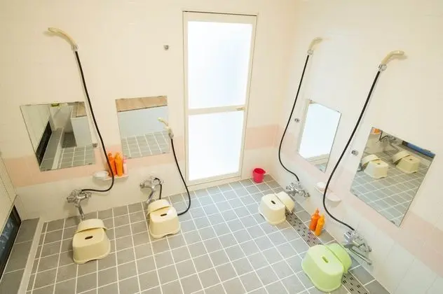 İki Ayrı Yataklı Oda, Ortak Banyo