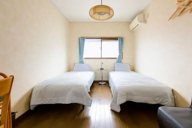İki Ayrı Yataklı Oda, Ortak Banyo