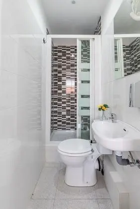 Tek Kişilik Oda, 1 Çift Kişilik Yatak, Ortak Banyo