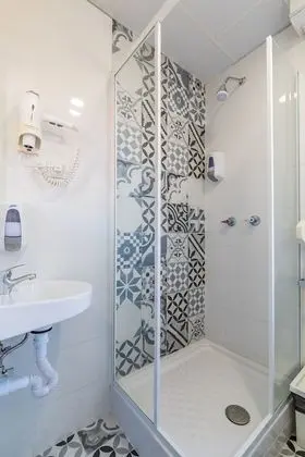Tek Büyük Yataklı Oda (Baño compartido)