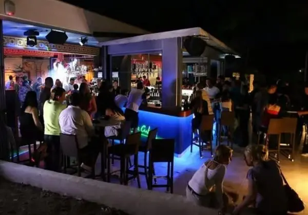 Apart Daire, 1 Büyük (Queen) Boy Yatak ve Çekyat