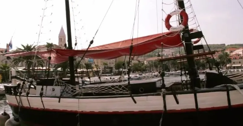 Apart Daire, 1 Büyük (Queen) Boy Yatak ve Çekyat