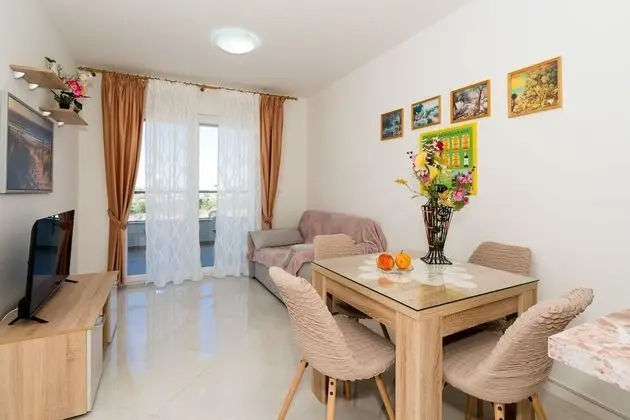 Apart Daire, 1 Büyük (Queen) Boy Yatak ve Çekyat