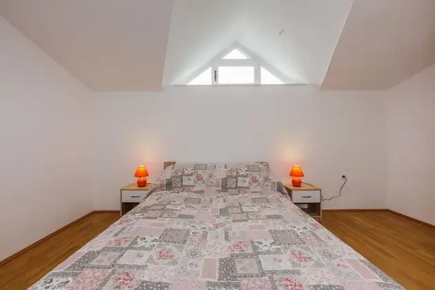 Apart Daire, 1 Büyük (Queen) Boy Yatak ve Çekyat