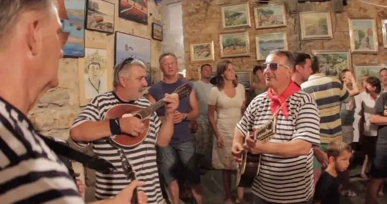 Apart Daire, 1 Büyük (Queen) Boy Yatak ve Çekyat