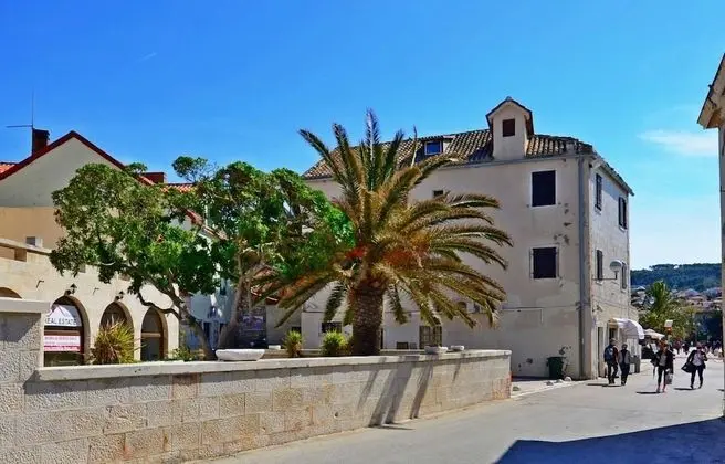 Apart Daire, 1 Büyük (Queen) Boy Yatak ve Çekyat