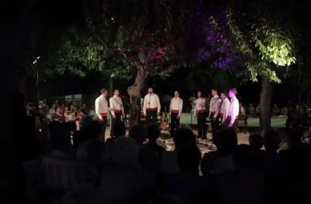 Apart Daire, 1 Büyük (Queen) Boy Yatak ve Çekyat