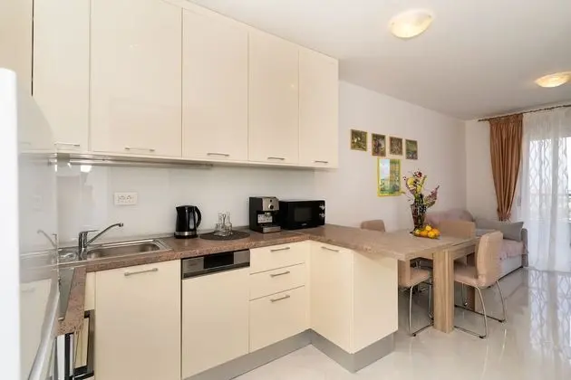 Apart Daire, 1 Büyük (Queen) Boy Yatak ve Çekyat