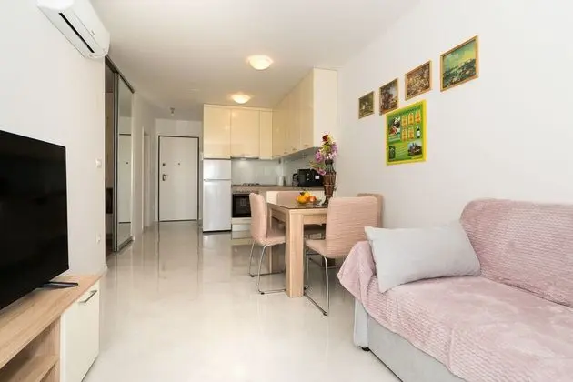 Apart Daire, 1 Büyük (Queen) Boy Yatak ve Çekyat