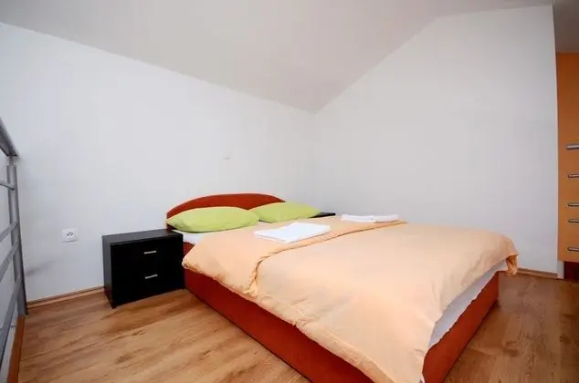 Apart Daire, 1 Büyük (Queen) Boy Yatak ve Çekyat