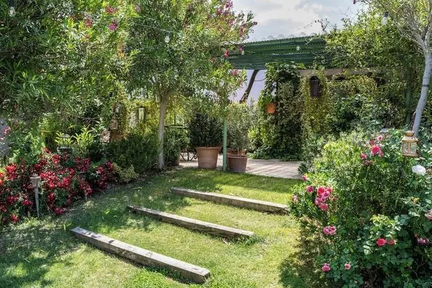 Design Tek Büyük veya İki Ayrı Yataklı Oda, Özel Banyo, Avlu Manzaralı (Zemara)