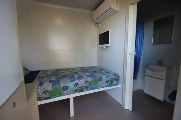 Oda (Compact Queen Van Room)