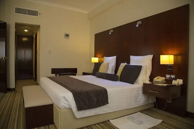 DELUXE SUITES