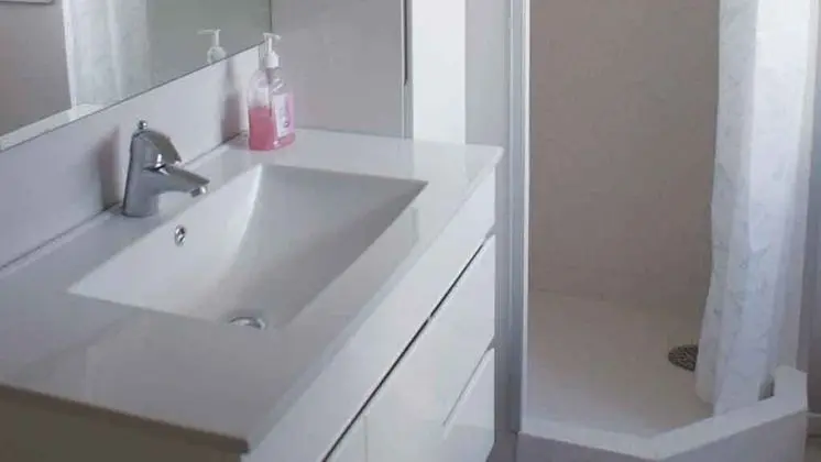 Üç Kişilik Oda, Ortak Banyo
