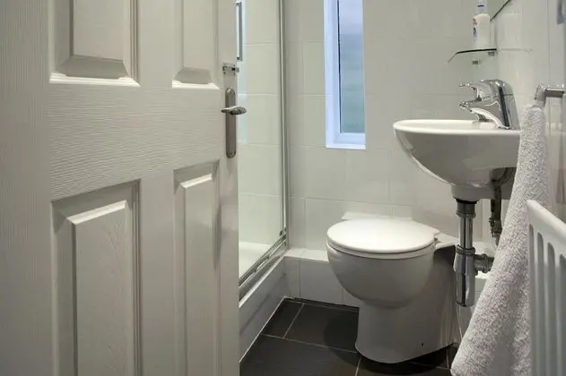 Tek Büyük Yataklı Oda, Ortak Banyo